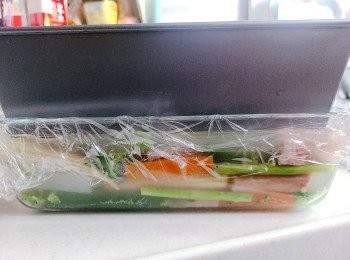 step6: 保鮮紙上面放另一器皿輕輕壓住，再放入雪櫃雪至啫喱全凝固， 最好雪過夜。取出脫模切件便可享用。