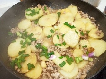 step7: 倒適量水下鍋，水量大概到薯仔一半。
放入適量豉油及鹽，關蓋煮9分鐘。
開蓋放葱炒一炒就搞掂了！