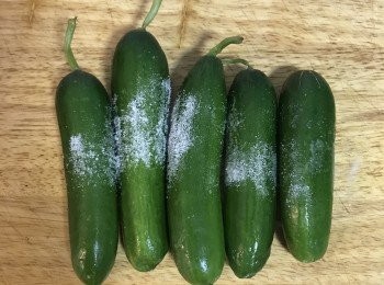 step2: 小黃瓜先用鹽滾一滾、搓一搓再用水洗淨，可以除去小黃瓜外皮的生味；