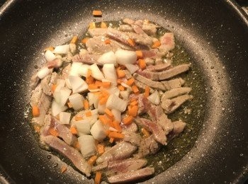 step6: 下紅蘿蔔丁與洋蔥丁炒香，