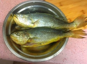 step1: 1.將黃花魚的魚身打鱗取出內臟及洗淨，用抹肉紙巾抹乾。
2.用鹽途勻魚身醃半小時備用