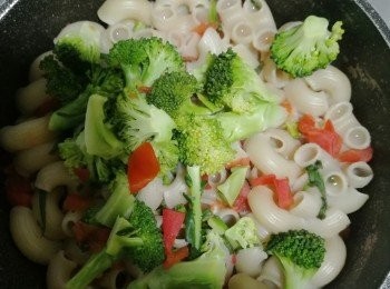 step2: 煮熟西蘭花，蕃茄切碎