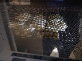 step5: 水波爐入爐設13分鐘，中途連盤取出再噴一噴油，焗埋餘下分鐘，空氣炸鍋同樣中途打開炸籃噴一噴油，請目測炸物時間是否焗埋餘下時間，還是要加減，請自行判斷。（今次炸物用水波爐，所以空氣炸鍋需自己判斷時間。）