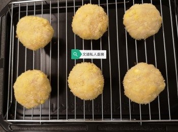 step4: 取出巳預熱的烤焗網架，炸物放上網架，臨入爐向炸物上空噴上兩下水份，或入爐後噴兩下水份在爐中。