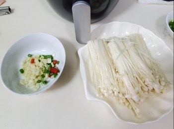 step1: 金菇菜洗乾淨撕開，蒜蓉剁碎備用，辣椒切粒備用，沖清洗完切粒備用，錫紙一張