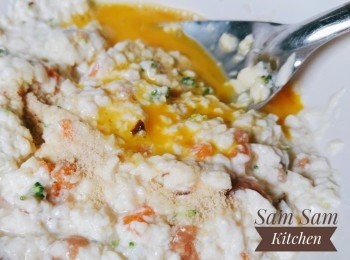 step3: 再加入雞粉、鹽及蛋汁... 拌匀！