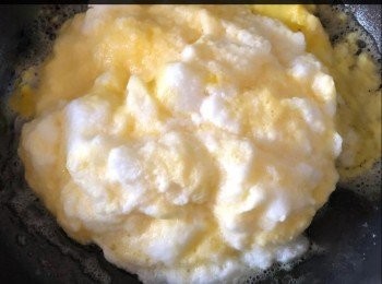 step3: 將蛋黃慢慢倒入已打成泡沫狀的蛋白內，再慢慢攪勻至混合。