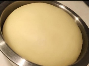 step3: 把打好的<span class="group_1">麵團</span>，稍微搓圓， 放入已塗油的器皿內， 再用保鮮紙蓋住， 進行一發（60分鐘）至兩倍大。