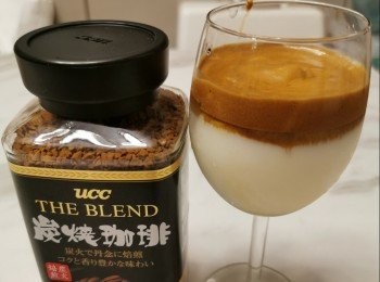 step3: 打好後，將鮮奶倒在杯內，加入冰塊，再倒咖啡cream在冰奶上便成。