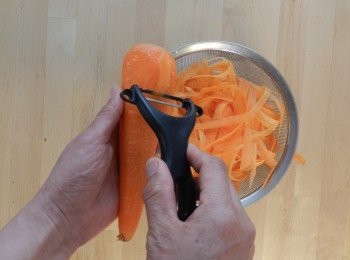 step3: 將全部的紅蘿蔔用削皮刀削成薄片