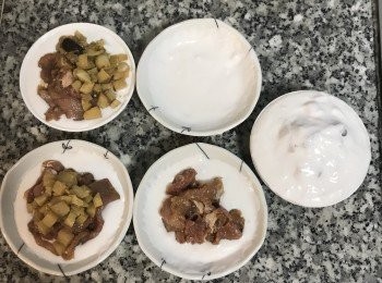 step10: 小碟子抹油，先舀1.5湯匙在碟子裡，放上肉餡，再放入筍丁和香菇；再舀1.5湯匙粉漿蓋住餡料，排入蒸籠中；