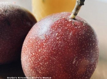 step2: 加入益力多打成果汁，隔去籽；加入凍開水調勻。