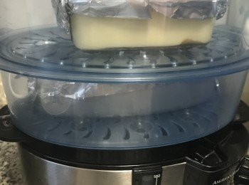 step11: 滾水蒸20分鐘，關火燜15分鐘。
如用電鍋或瓦斯爐蒸，請在鍋蓋下放一根筷子，以免蒸氣過大溫度過熱，會把蛋蒸出毛孔喔。