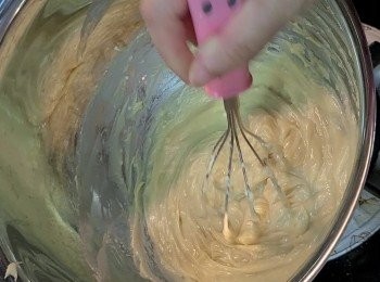 step2: 將忌廉芝士和砂糖放入容器中，隔水加熱，並用打蛋器充分攪拌至平滑均勻。（Tip：將奶油乳酪隔水加熱使溫度升高，減少烤焗時間，做到入口即融。）