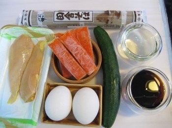 step1: 蕎麥麵汁: 先將醬油及味琳煮滾, 放涼後加入鰹魚湯高雪凍即成