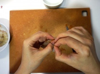 step3: 蝦去頭去殼留尾，切開背部去腸
