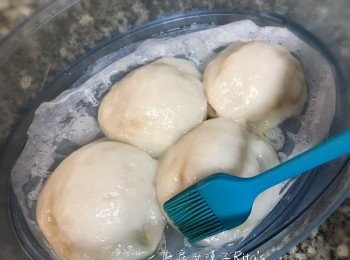 step17: 蒸好後用ㄧ點油加點冷開水混勻；刷在肉圓表面防止<span class="group_3">肉圓皮</span>乾掉（豬油加水最香）；