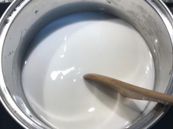 step8: 鍋子裡放入1200g的水，倒入再來米粉和55g木薯粉，一起與涼水拌勻；