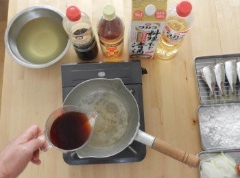 step6: ⑤醃漬醋汁的準備
 
●在鍋中加入清酒及味淋之後開火加熱。沸騰後，加入醬油，醋，高湯和砂糖，待其再度沸騰後熄火，