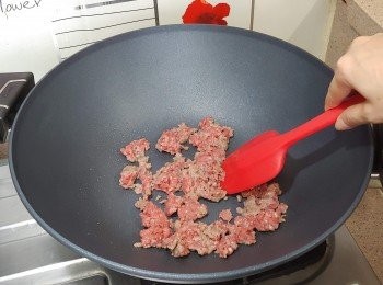 step6: 燒熱小許油，下牛肉慢火炒散; 至8成熟撈起備用