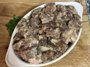 step4: 再將小排鋪在芋頭上方；