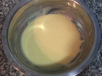 step4: 不要同方向的攪拌，下手輕快拌勻，混勻後備用，<span class="group_3">蛋黃糊</span>完成。