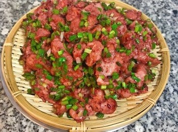 step6: 撈起紅糟肉放涼備用；底下可放個大碗或鍋子收集滴下的肉汁（這些肉汁可用來煮醬汁）；