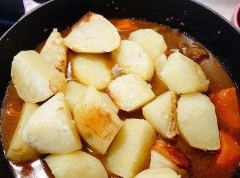 step9: 加入適量的水(水量大概蓋過材料便可以)，滾起加蓋轉小火炆煮30分鐘，熄火焗30分鐘，加入已焗的薯塊再開火滾起 (薯塊煮得久會化掉，所以放後才加入。) ，加蓋轉小火炆煮30分鐘， 熄火焗30分鐘。 用熄火焗完再開火的方法，更能保持內汁。