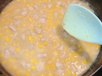 step4: 再加入已爆炒的肉粒，試味和調味(需要可加鹽，因雞湯和粟米蓉已夠味，所以我沒有加)，煮至略為收汁/自己喜愛的濃稠度，最後加入蛋漿快手拌勻便可。拌上白飯上碟便可享用。