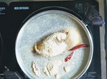 step4: 將竹筍放進鍋裡，加入米糠（淘米水）乾辣椒和水,用小火慢煮1個小時
用竹籤插入確認是否已經煮好，煮好的竹筍留在水裡,放置一晚上讓它緩慢降溫