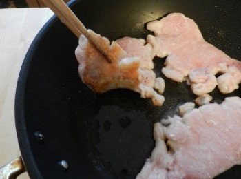 step6: 用中火把平底鍋燒熱，加入1小匙的沙拉油，然後加入步驟①的食材香煎