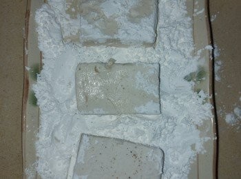 step4: 在硬豆腐的表面均勻地沾上生粉及胡椒鹽。