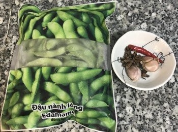 step1: 超市冷凍區找到的毛豆，這種是已經煮過的，用這種處理好的來拌毛豆很方便。