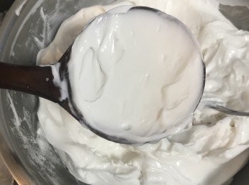 step10: 取沾濕的大湯匙，舀一匙粉漿鋪進湯匙裡；