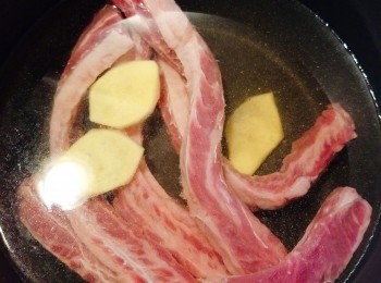step2: 凍水落牛肋條、紹酒和薑片。