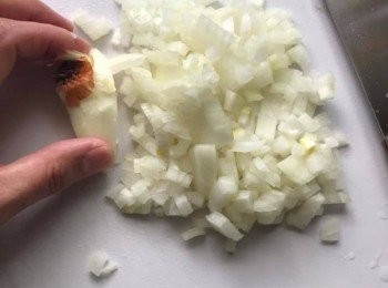 step1: 洋蔥切末。