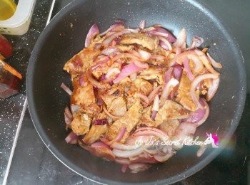 step4: 將豬扒同紫洋蔥少勻。
下燒汁,再加老抽炒勻。
