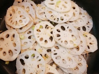 step3: 熱鍋下油先將蓮藕片翻炒至少許透明，再下蔥白和櫻花蝦炒至有香氣。