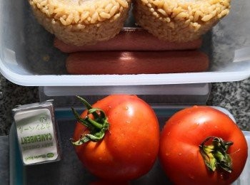 step1: 先將飯糰起出溏心蛋，將飯糰搓散，將所有配菜材料切粒粒備用