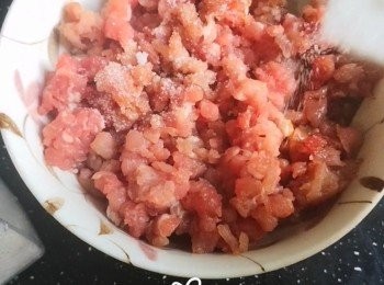 step1: 豬肉碎先用豉油,糖, 生粉醃半小時