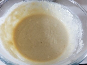 step1: 將麵粉、鹽、糖和泡打粉放入大碗內拌勻. 然後加入雞蛋、牛奶和溶化牛油，拌勻至沒有粉粒