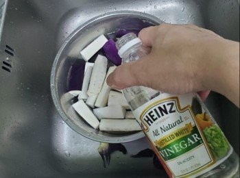 step1: 茄子切斷放入水中加醋浸透15分鐘，瀝乾水份半煎炸至半熟，兜起備用，豬肉剁碎加入少許鹽，糖適量，生粉兜勻加入少許油撈勻備用