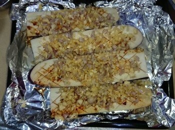 step4: 先在茄子肉上掃上食油，再淋上一半醬汁，並放上蒜蓉及乾蔥蓉。