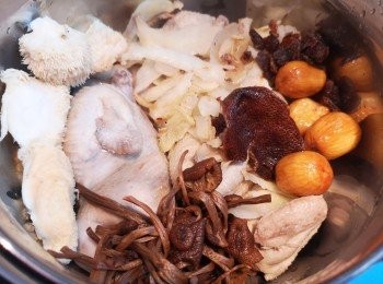 step3: 除杞子和松本茸材料備用，其餘材料放入煲內，注入適量水份。（今次用真空煲，水份大約用了2公升水，因真空煲較少流失水份，明火大約3.5升水。）