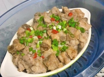 step6: 最後三分鐘，灑入蔥花與辣椒，繼續蒸到時間到即可。