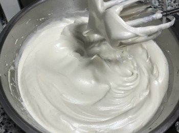 step6: 將蛋白打到表面光亮，打痕清楚，拉起打蛋器時蛋白直挺即可。不要過度打到<span class="group_2">蛋白霜</span>失去光澤。