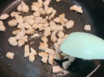 step2: 鍋下油先爆炒肉粒，盛起備用。