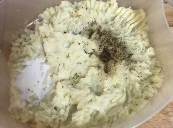 step3: 加入橄欖油、鹽、黑胡椒粉和牛奶拌勻，鹽不要下多有味道即可，因為培根有鹹度。