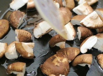 step1: 先落油, 炒香菇至金黃色