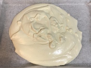 step11: 倒入鋪了烘焙紙的烤盤上抹平，